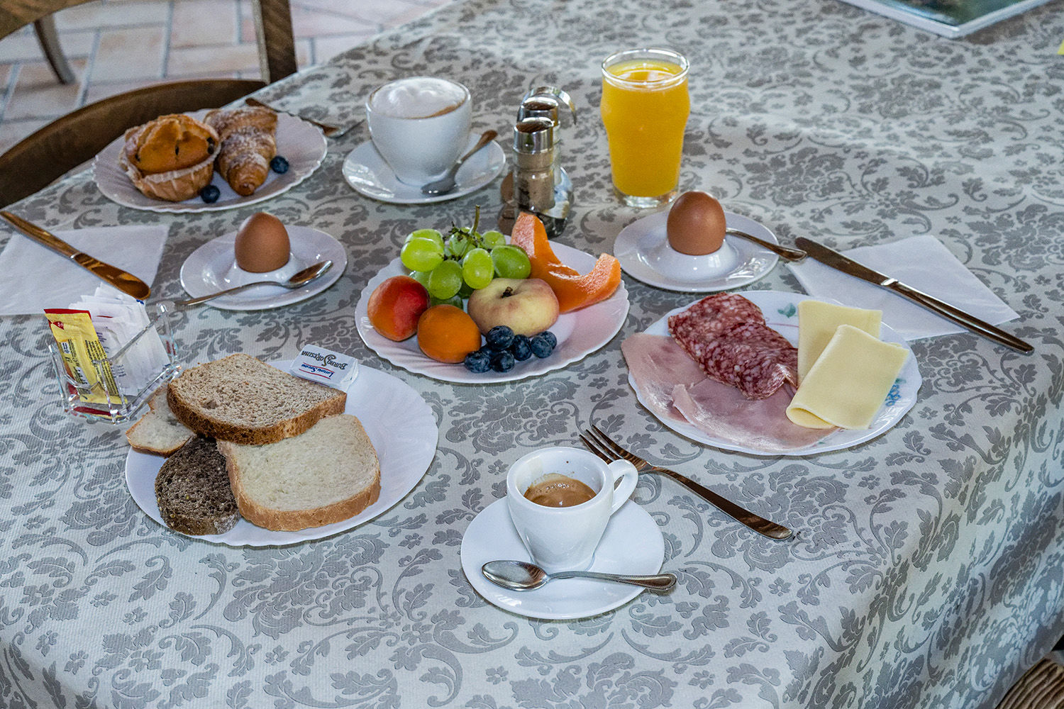 Sala colazione tavolo apparecchiato