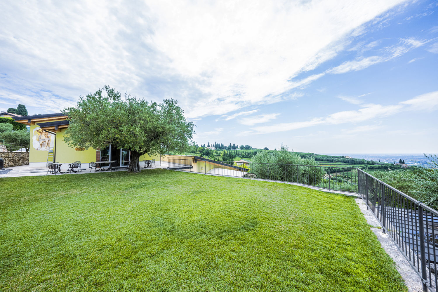 Blick auf den Garten und das Panorama