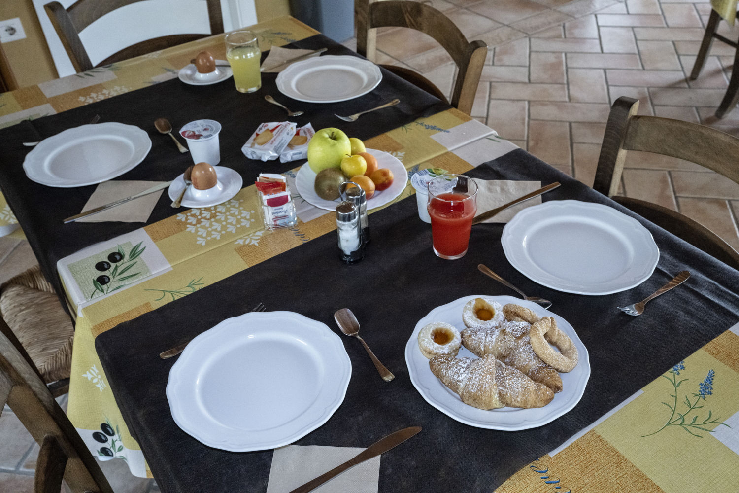 Ein für das Frühstück gedeckter Tisch.